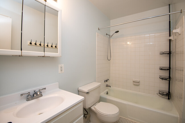 Building Photo - Beautiful Dupont Circle condo 2 Bed / 1.5 ...