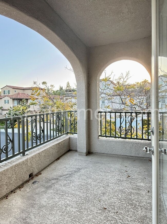 Building Photo - 6473 Terraza Portico