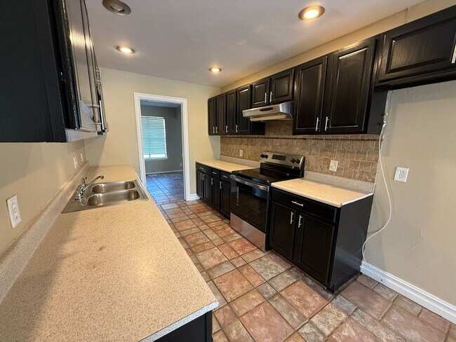 Building Photo - COMING SOON: Spacious 4 Bedroom in South Tulsa