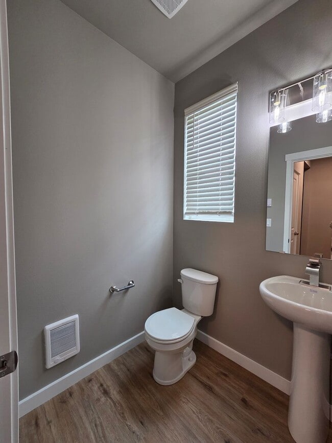 Building Photo - Brand new rental 3 bedroom 2.5 Bath in Centralia