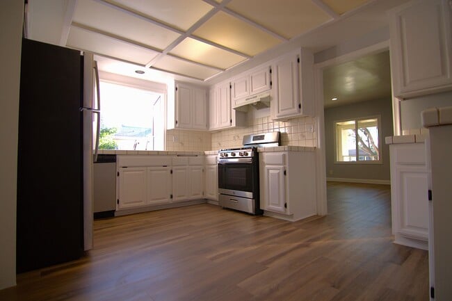 Building Photo - 8806 Haskell Ave