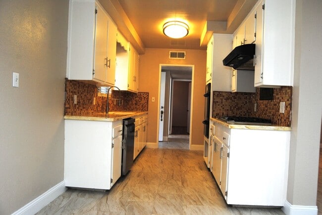 Building Photo - 8817 Butternut Ave