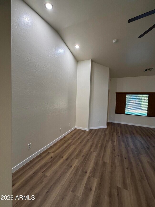 Building Photo - 46058 W Tulip Ln