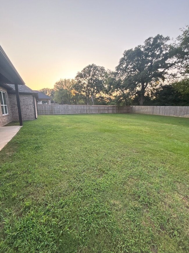 Building Photo - Beautiful South Tyler Rental in Royal Vista Estates!