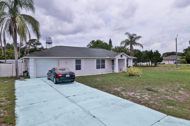 Building Photo - Furnished, Beautifully decorated 3 bedroom...