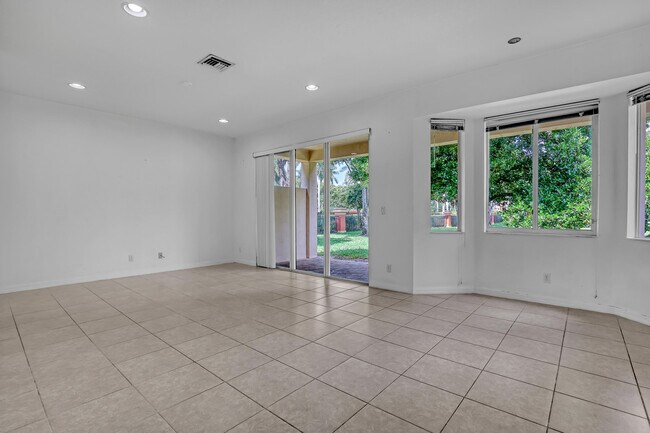 Building Photo - 176 Bellezza Terrace