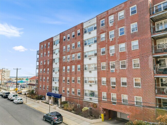 Building Photo - 750 Shore Rd
