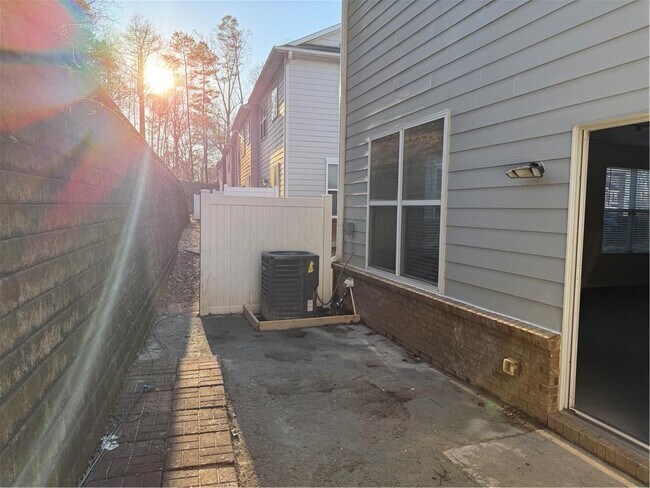 Building Photo - 3317 Fernview Dr