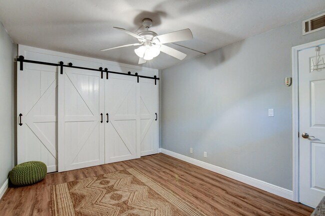 Building Photo - 20 Via Lago