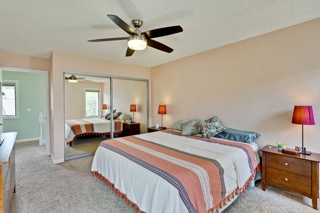 Building Photo - Large 3 Bed 2.5 Bath Townhome walking dist...
