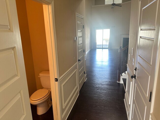 Building Photo - Towne House Living in the Center of the City! Call the office to schedule a tour!