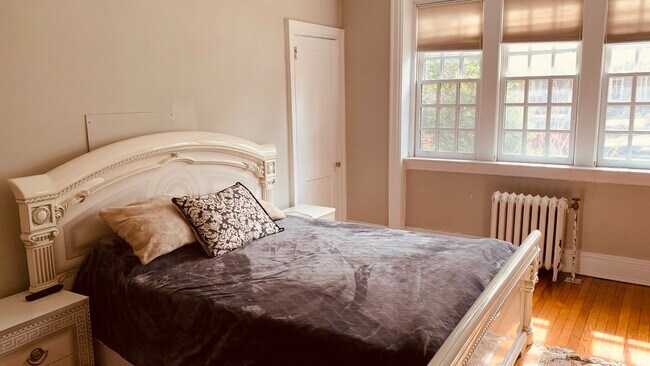 Building Photo - 4625 Pine St