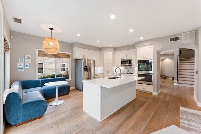 Building Photo - 200 Oak View Ln