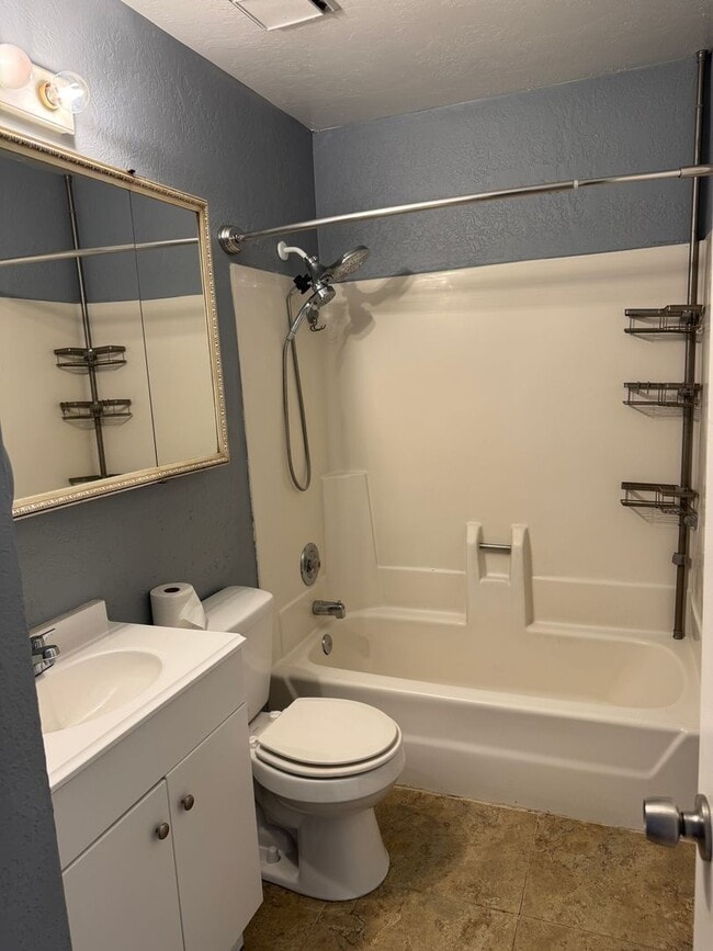 Building Photo - Beautiful 4-Bedroom, 2-Bath Home with Clas...