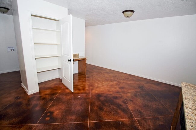 Building Photo - 3 bed, 2.5 bath town house *Internet Included