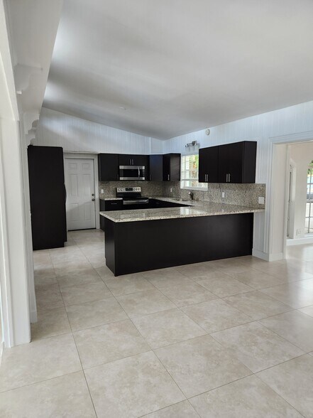 Building Photo - 11455 SW 82nd Ave