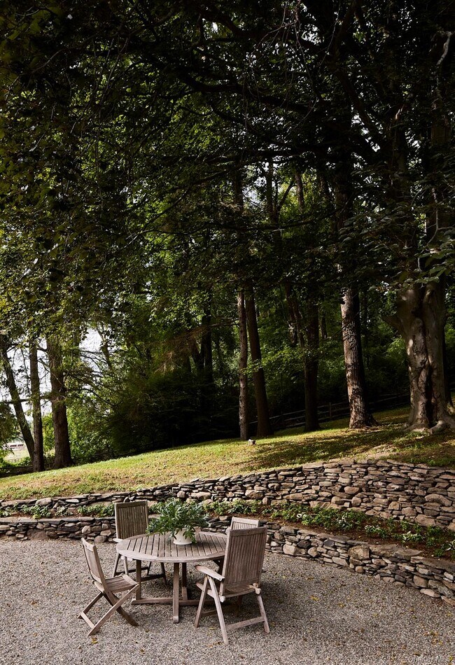 Building Photo - 11 Sutton Rd