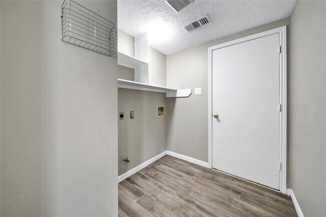 Building Photo - 23111 Red River Dr