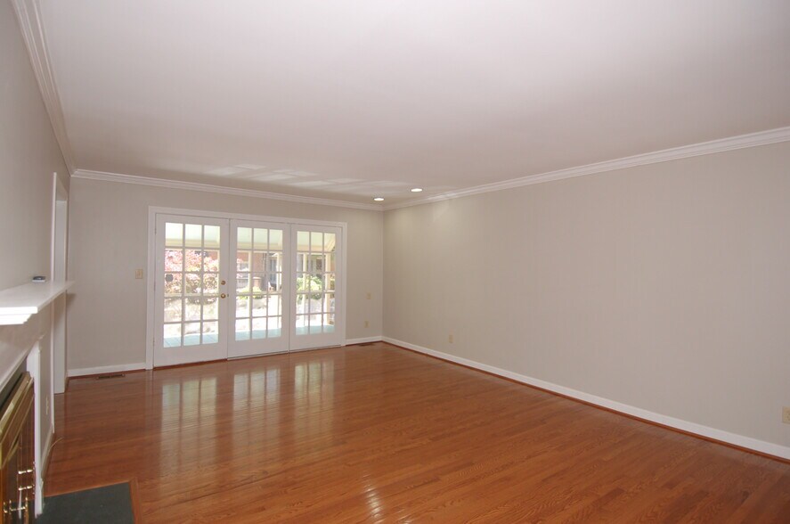 Building Photo - 926 Blenheim Dr