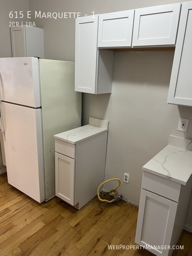 Building Photo - 2 Bed 1 Bath w/Granite, Hardwood floors, &...