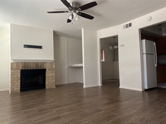 Building Photo - 744 Memorial Mews St