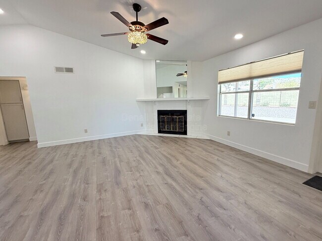 Building Photo - 4536 E Cheyenne Dr