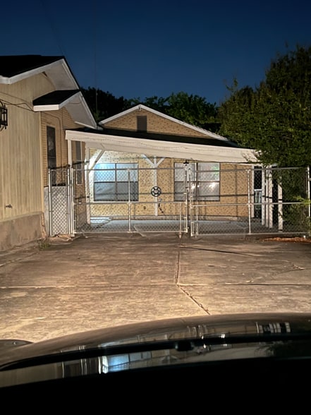 Building Photo - 1615 Cincinnati Ave