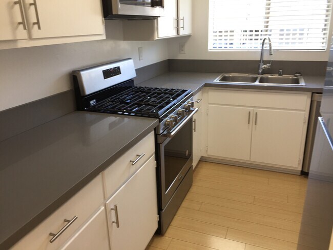 Building Photo - 3400 Club Dr