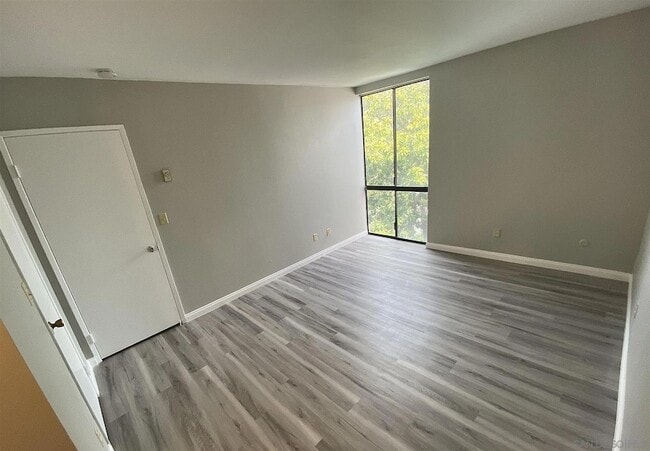 Building Photo - 6930 Hyde Park Dr