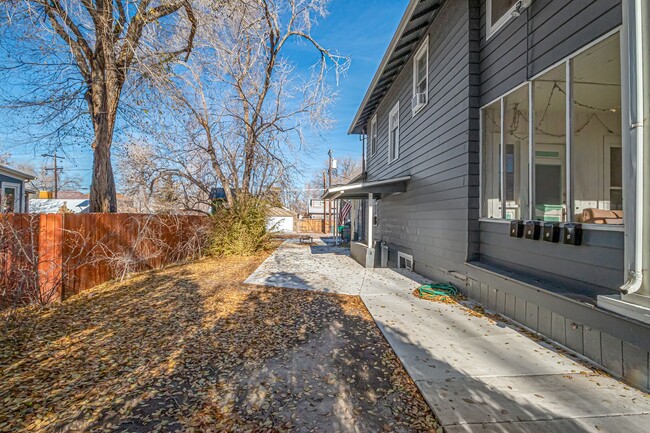 Building Photo - Renovated Upstairs 4-Bedroom, 2-Bath Apart...