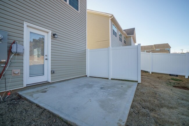 Building Photo - Almost New End Unit Townhome in desirable Chateau community