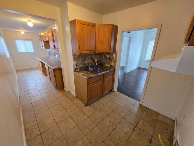 Building Photo - 7543 Cadillac Ave