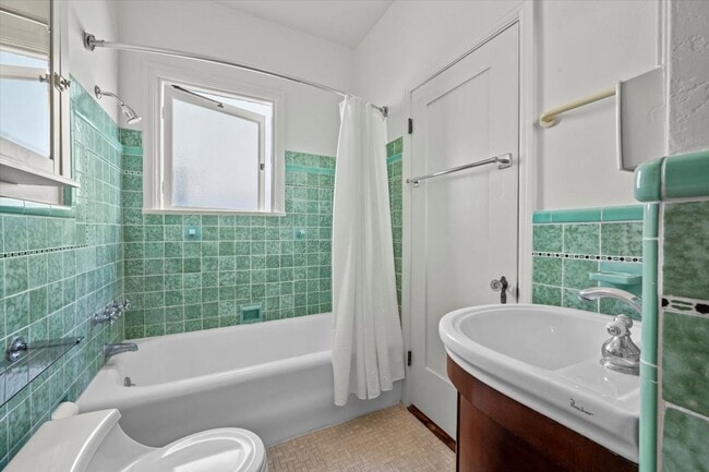 Building Photo - 1530 Miramar Dr