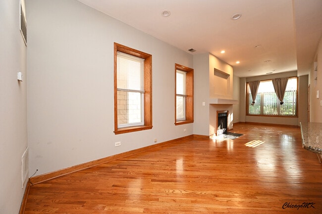 Building Photo - 1535 N Paulina St