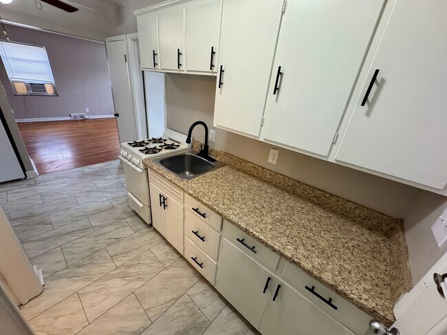 Building Photo - 1 Bedroom ~ Grandview Area