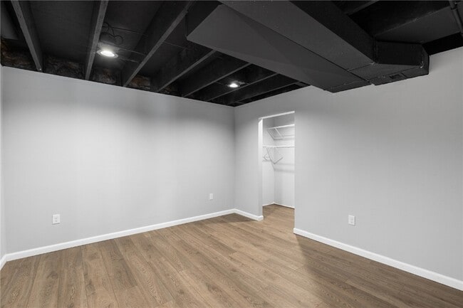 Building Photo - 945 Crestwood Ln