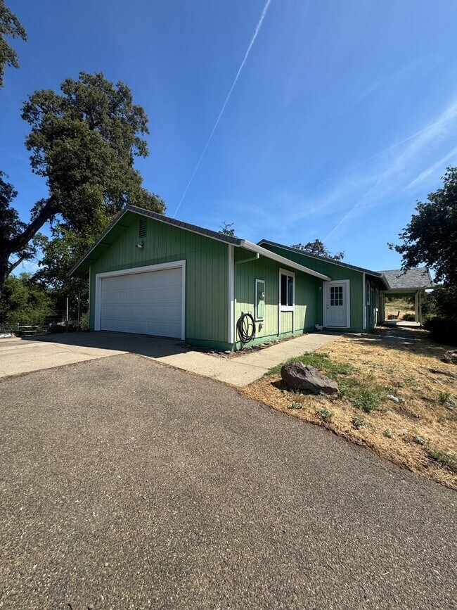 Primary Photo - 3 BEDROOM HOME IN COUNTRY SETTING