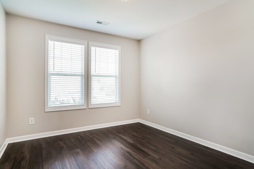 Building Photo - 900 Sandyhill Rd