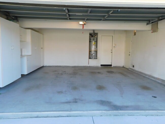 Building Photo - Beautiful 3 BD + Loft 2.5 BA Two Story SFR, close to The Marketplace!