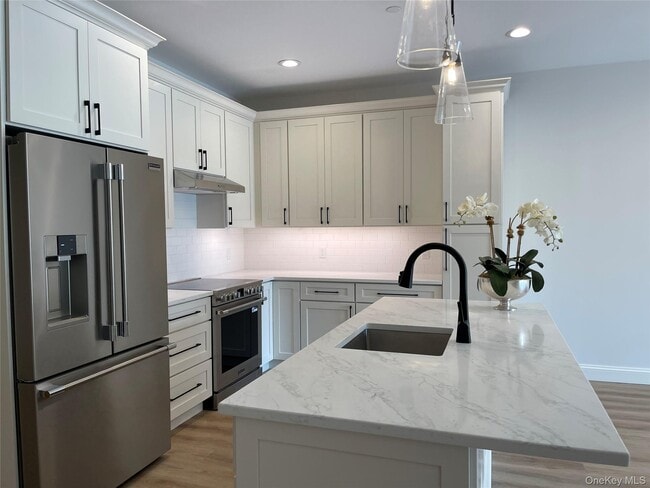 Building Photo - 903 Oakridge Cmns