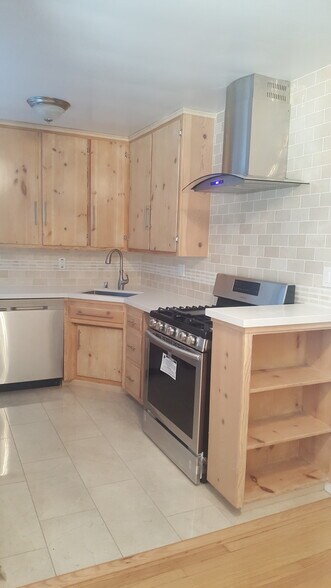 Building Photo - 1146 N Fuller Ave