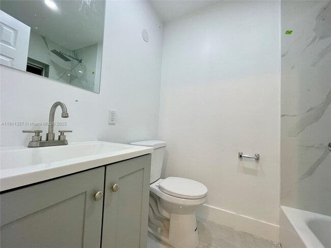 Building Photo - 5810 NW 27th Ct