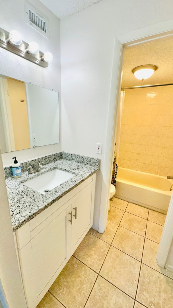 Building Photo - 2 bedroom 2 bath Condo in Temple Terrace a...