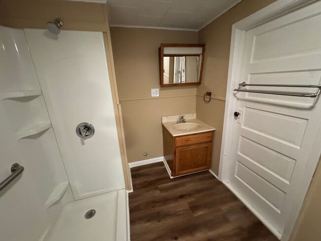 Building Photo - Beautiful 2-bedroom House in Moline with L...