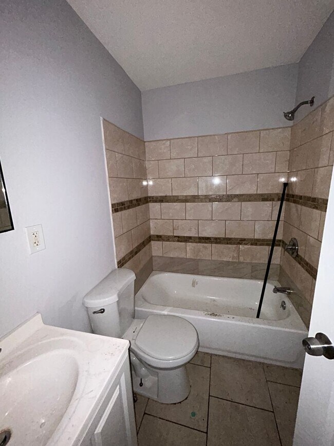 Building Photo - 24 E Abbottsford Ave