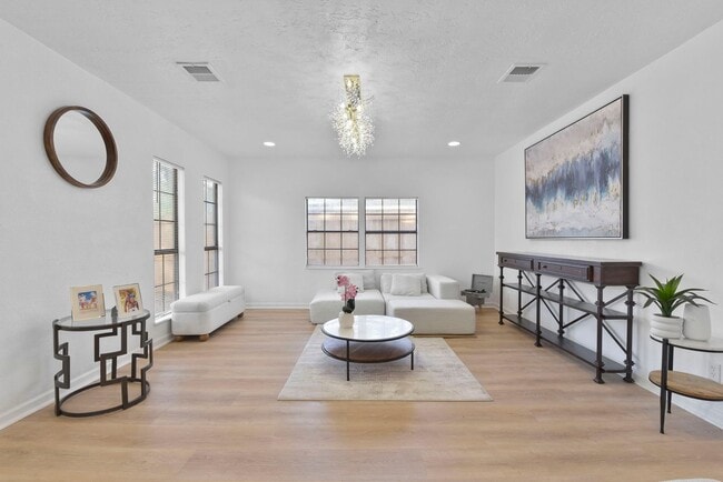 Building Photo - BEAUTIFUL HOME IN HOUSTON. MOVE IN READY!.