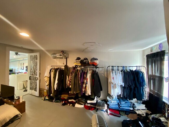 Building Photo - 2369 Victor St