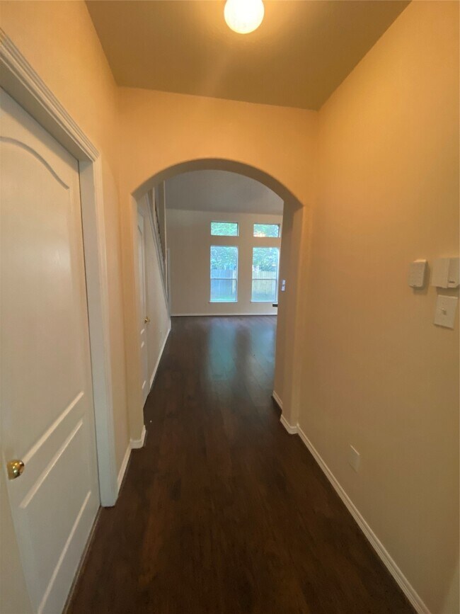 Building Photo - 9210 Hidden Lake E Dr