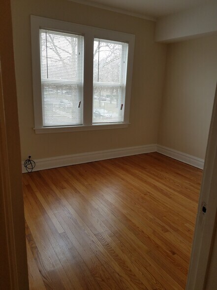 Building Photo - 4520 W Wellington Ave