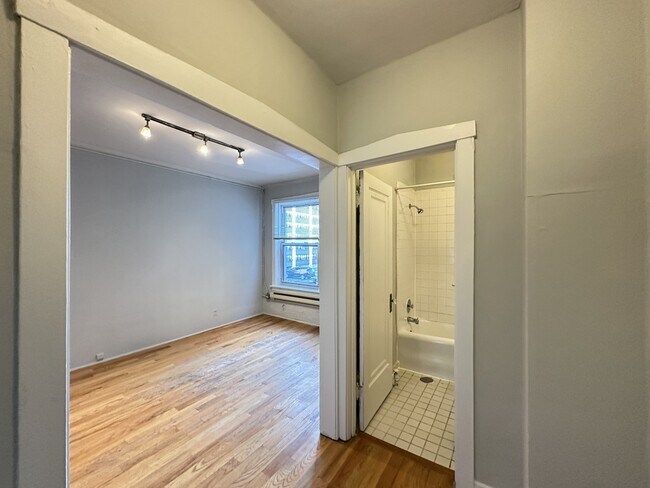 Building Photo - 457 W Melrose St